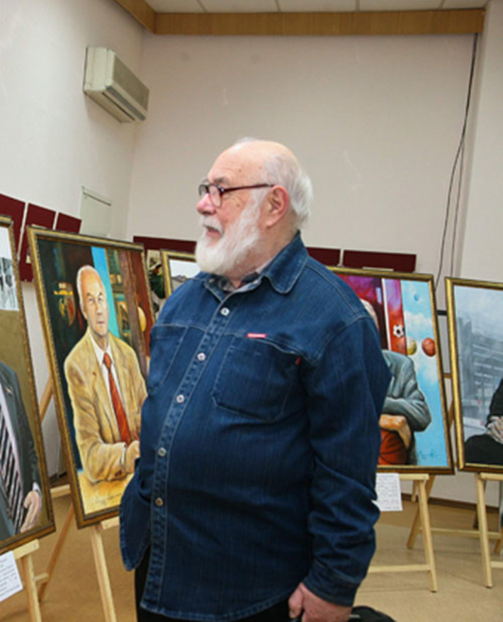 Александр Чернобровцев и его работы. Фото Сергея ДЯТЛОВА