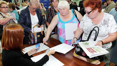 Выдача бюллетеней. Фото Павла КОМАРОВА