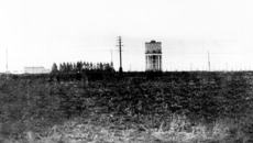 Будущая площадь Маркса в начале 50-х годов. Из сооружений только трехэтажная водонапорная башня, существующая и ныне