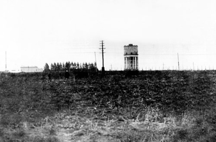 Будущая площадь Маркса в начале 50-х годов. Из сооружений только трехэтажная водонапорная башня, существующая и ныне