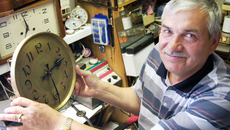 Владимир  Потапов  в своей мастерской. Фото Николая ЦАРЕВА