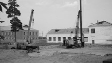 Строительство бассейна выбилось из графика. Фото Михаила ПЕРМИНА