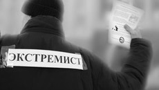 Одинокий приверженец радикальных политических взглядов сам по себе не очень-то и страшен. Массовость — главный конёк, на который экстремисты пытаются запрыгнуть и за которым нужен глаз да глаз. Таким коньком в современном мире являются средства массовой информации. Фото с сайта antifa.org