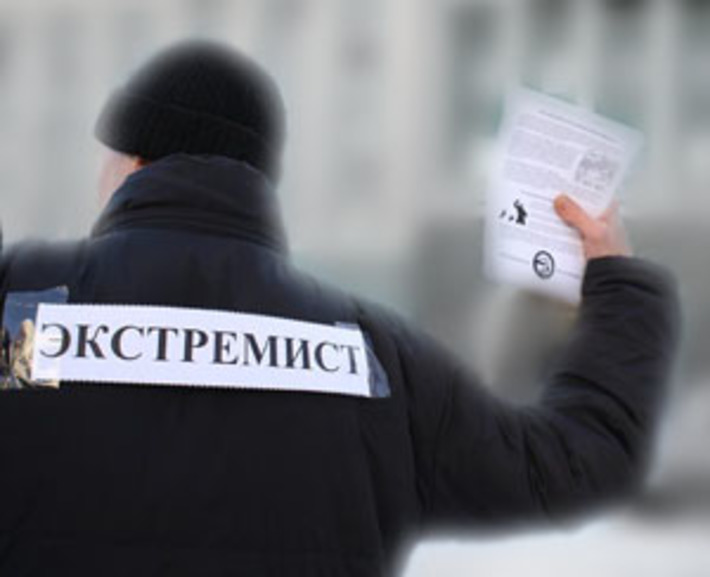 Одинокий приверженец радикальных политических взглядов сам по себе не очень-то и страшен. Массовость — главный конёк, на который экстремисты пытаются запрыгнуть и за которым нужен глаз да глаз. Таким коньком в современном мире являются средства массовой информации. Фото с сайта antifa.org