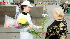 Цветы в ненастье поднимают настроение. Фото Павла КОМАРОВА