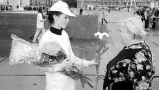 Цветы в ненастье поднимают настроение. Фото Павла КОМАРОВА