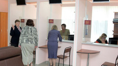 В зале выдачи справок. Фото Павла КОМАРОВА