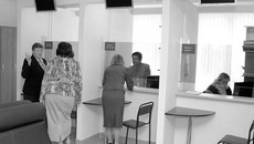 В зале выдачи справок. Фото Павла КОМАРОВА