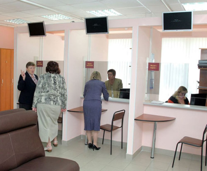 В зале выдачи справок. Фото Павла КОМАРОВА