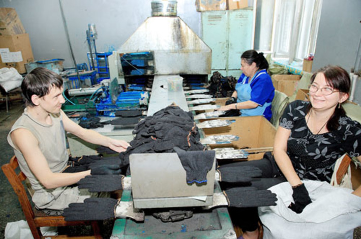 Обычный рабочий день  в ООО «Полимерлайн». Фото Павла КОМАРОВА