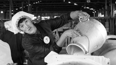 На первом отделении, где работает Наталья Кащеева, на других фермах акционерного общества «Черновское» молочный бидон скоро тоже станет редкостью. Фото Валерия ГАНИНА