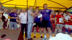 Евгений Подгорный вручает награды участникам соревнований. Фото пресс-службы регионального отделения партии «Единая Россия»