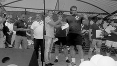 Евгений Подгорный вручает награды участникам соревнований. Фото пресс-службы регионального отделения партии «Единая Россия»