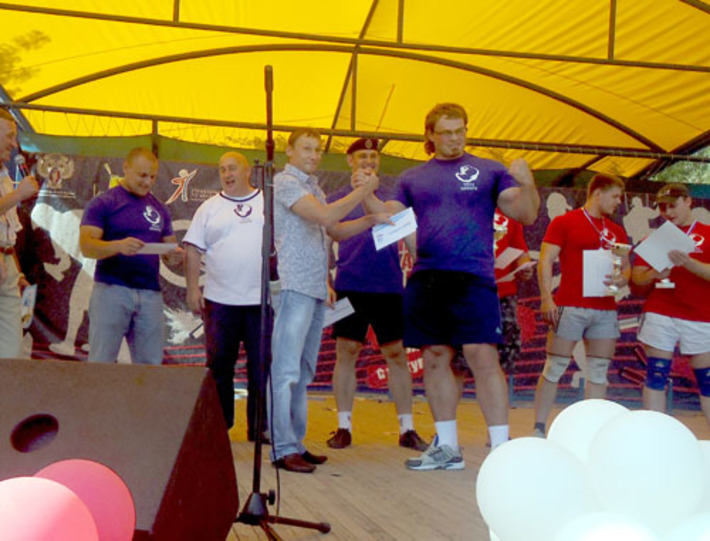 Евгений Подгорный вручает награды участникам соревнований. Фото пресс-службы регионального отделения партии «Единая Россия»