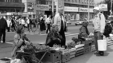 Вдоль оживлённой магистрали раскинулся торговый ряд. Фото Дарьи ДОРОТОВОЙ