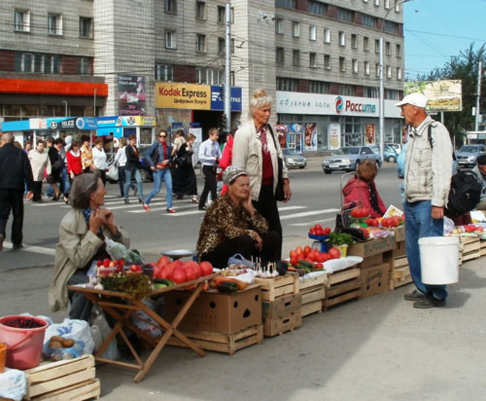 Вдоль оживлённой магистрали раскинулся торговый ряд. Фото Дарьи ДОРОТОВОЙ