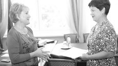 Надежда Болтенко вручила дочери новосибирского ветерана письмо от Владимира Путина, в котором премьер заверил: проблема уже решена