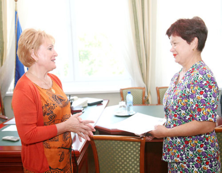 Надежда Болтенко вручила дочери новосибирского ветерана письмо от Владимира Путина, в котором премьер заверил: проблема уже решена