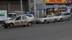 В Барселоне (фото внизу) таксомоторы независимо от марки машины оформлены в одном стиле, а у нас пока нет. Фото Михаила ПЕРМИНА