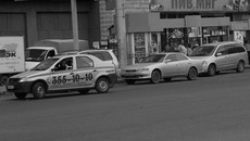 В Барселоне (фото внизу) таксомоторы независимо от марки машины оформлены в одном стиле, а у нас пока нет. Фото Михаила ПЕРМИНА