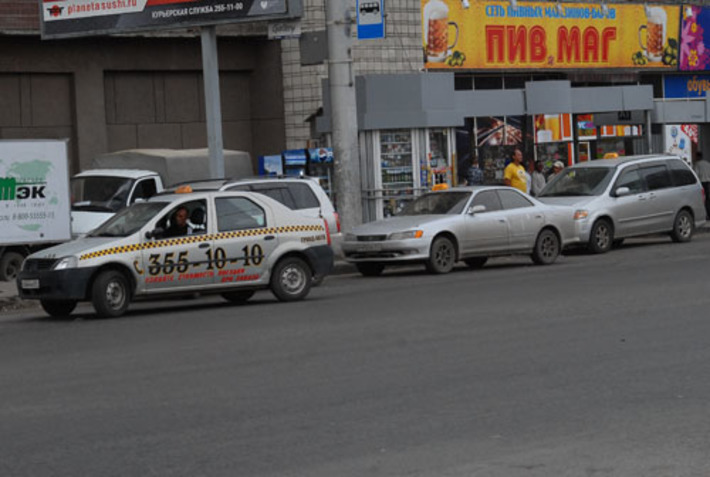 В Барселоне (фото внизу) таксомоторы независимо от марки машины оформлены в одном стиле, а у нас пока нет. Фото Михаила ПЕРМИНА
