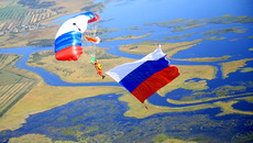 Тема флага нередко связана с достижениями страны, мастерством её граждан. Вот один из таких примеров. Фото Бориса БОСАЕВА