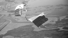 Тема флага нередко связана с достижениями страны, мастерством её граждан. Вот один из таких примеров. Фото Бориса БОСАЕВА