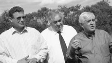 У края поля «Степного» — глава Искитимского района Олег Лагода, академик Анатолий Власенко и министр сельского хозяйства области Георгий Иващенко. Фото Николая ЦАРЕВА