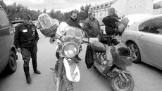 Последние минуты перед отправлением. Круг участников автофестиваля широк: от любителей современной и ретротехники до представителей патриотических объединений.Фото Сергея ПЕРМИНА