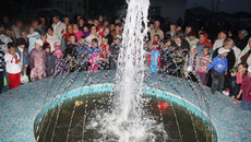 Первые поднявшиеся вверх струйки поющей воды.Фото Ольги ВОЛКОВОЙ и Татьяны ДЫНЕР