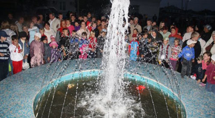 Первые поднявшиеся вверх струйки поющей воды.Фото Ольги ВОЛКОВОЙ и Татьяны ДЫНЕР