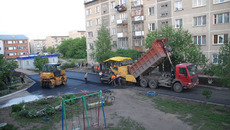 Ремонт внутридомовой территории на улице Палласа в Новосибирске. Фото Сергея ПЕРМИНА
