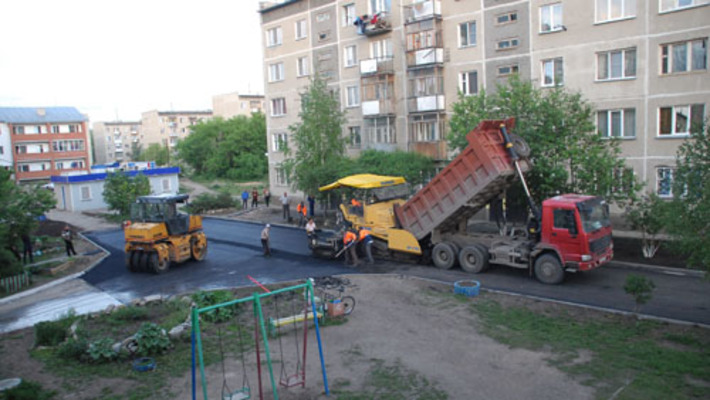 Ремонт внутридомовой территории на улице Палласа в Новосибирске. Фото Сергея ПЕРМИНА