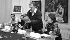 Сергей Росляков демонстрирует сосуд из погребения XV—XIII веков до нашей эры.Фото Дарьи ДОРОТОВОЙ