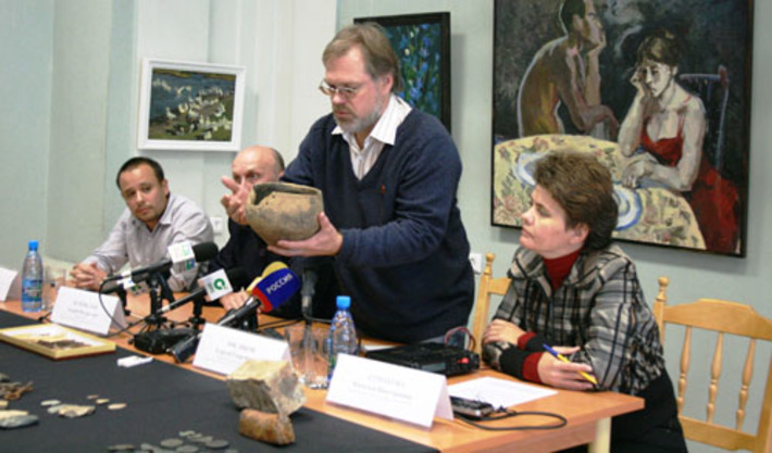 Сергей Росляков демонстрирует сосуд из погребения XV—XIII веков до нашей эры.Фото Дарьи ДОРОТОВОЙ