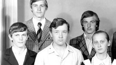 Василий ЮРЧЕНКО, губернатор Новосибирской области (на фото слева вверху): — Я учился в средней школе №1 города Карасука и очень хорошо помню свой класс, свое 1 сентября, свою первую учительницу Марию Ивановну, которая была моей наставницей до третьего класса включительно. Она сейчас, правда, в Карасуке уже не живёт, но я ее помню, как и всех других своих учителей. В нашей школе работали хорошие педагоги, они отдавали свое сердце детям, были для нас примером во всем, воспитывали нас патриотами своей страны, прививали любовь к знаниям. Я очень благодарен своим учителям и вспоминаю их с особой теплотой.