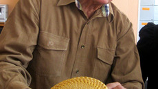 Народный умелец Геннадий Пронин демонстрирует своё изделие