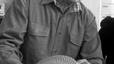 Народный умелец Геннадий Пронин демонстрирует своё изделие