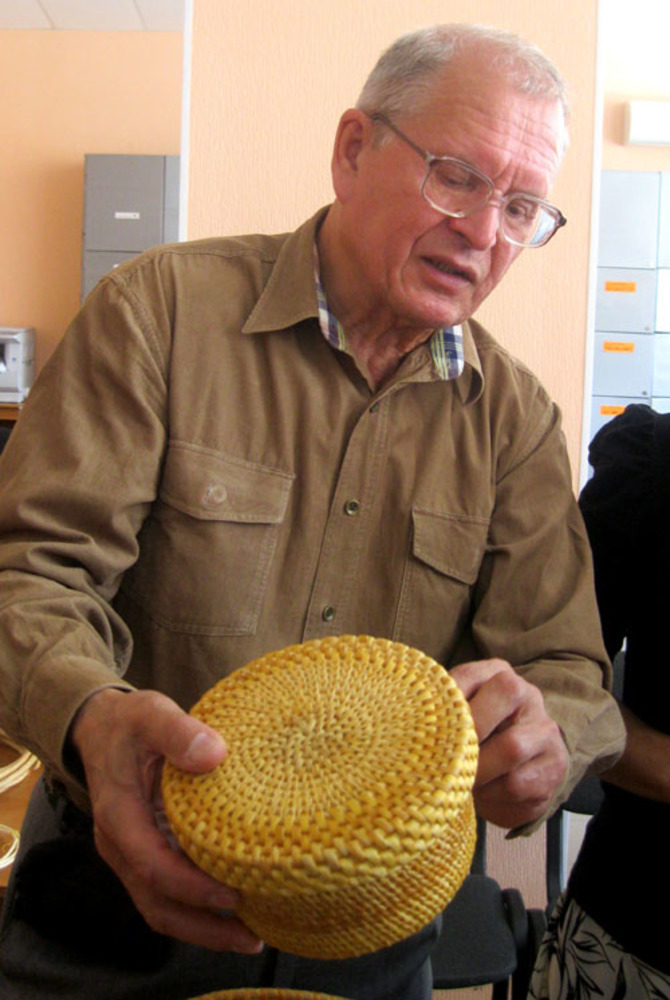 Народный умелец Геннадий Пронин демонстрирует своё изделие