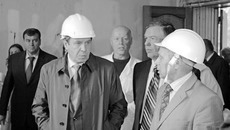 Работы на важнейшем городском объекте под контролем мэрии. Фото Веры УТЮПИНОЙ