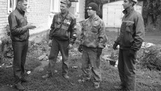 Исполнительный директор УК «Жилфонд» Сергей Скворцов (слева) ежедневно проверяет качество работ, определяет её объёмы на каждом из ремонтируемых домов в посёлке. Фото Марины ЛУПЕЙКЕНЕ