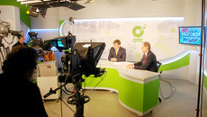 Одна из титульных программ ОТС — «Разговор  с губернатором».  В студии — Василий Юрченко. Фото предоставлено телеканалом ОТС