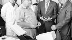Глава региона ознакомился с инновационными разработками в Институте физики полупроводников СО РАН. Фото Михаила ПЕРМИНА