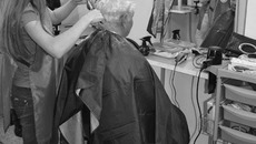 Практическое задание по парикмахерскому искусству выполняют студенты 2-го курса группы П-25 профессионального лицея № 60