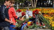 Весь день болельщики несли цветы... Фото Михаила ПЕРМИНА