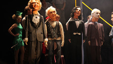 В спектакле «Парижская жизнь» героев современного бомонда исполняют ростовые куклы. Фото предоставлено театром музыкальной комедии