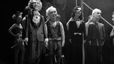 В спектакле «Парижская жизнь» героев современного бомонда исполняют ростовые куклы. Фото предоставлено театром музыкальной комедии