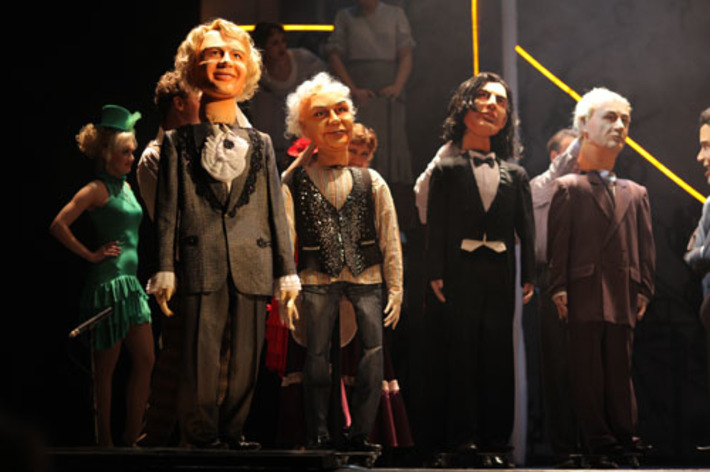 В спектакле «Парижская жизнь» героев современного бомонда исполняют ростовые куклы. Фото предоставлено театром музыкальной комедии