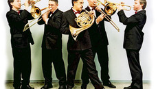 Выступления музыкантов «Сибирского брасса» вызывают у публики восторг, подобно увлекательному аттракциону