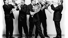 Выступления музыкантов «Сибирского брасса» вызывают у публики восторг, подобно увлекательному аттракциону